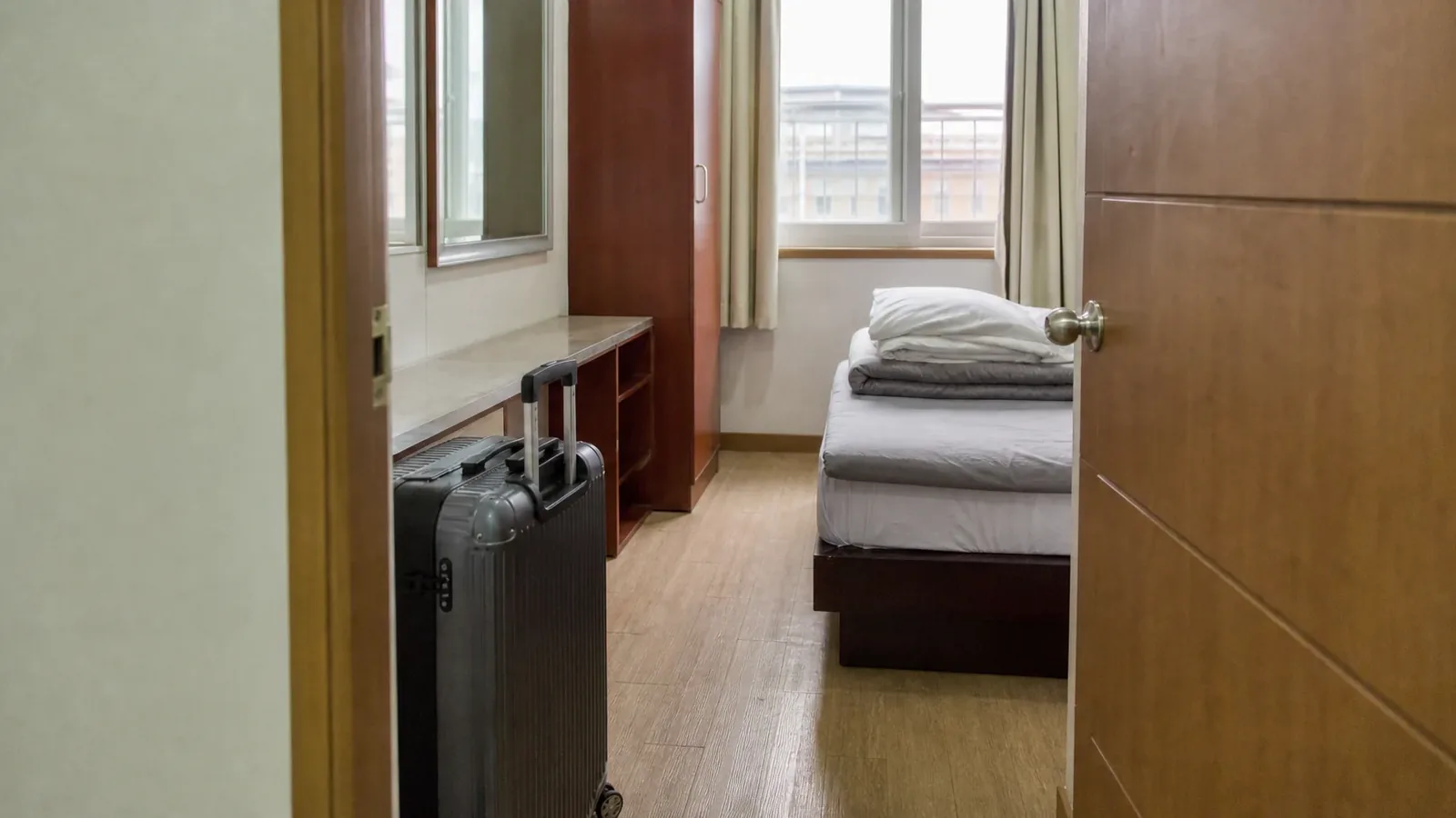 부천 지역 lodging 방문 전 확인사항을 소개하는 사실적인 참고 이미지