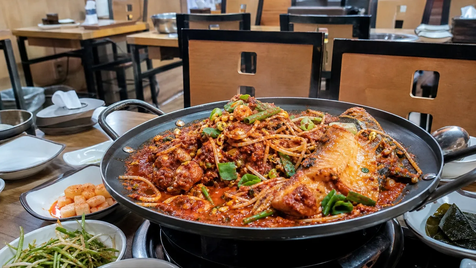 부천 지역 restaurant 방문 전 확인사항을 소개하는 사실적인 참고 이미지